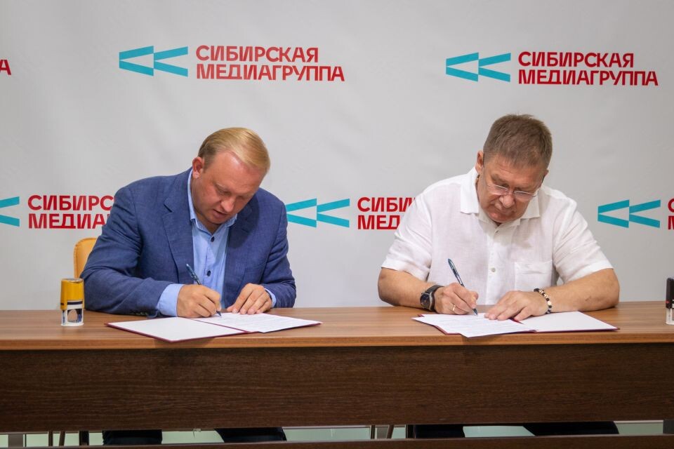    Подписание соглашения о сотрудничестве между СМГ и ассоциацией "Патриоты Алтая". Источник: Илья Климентьев