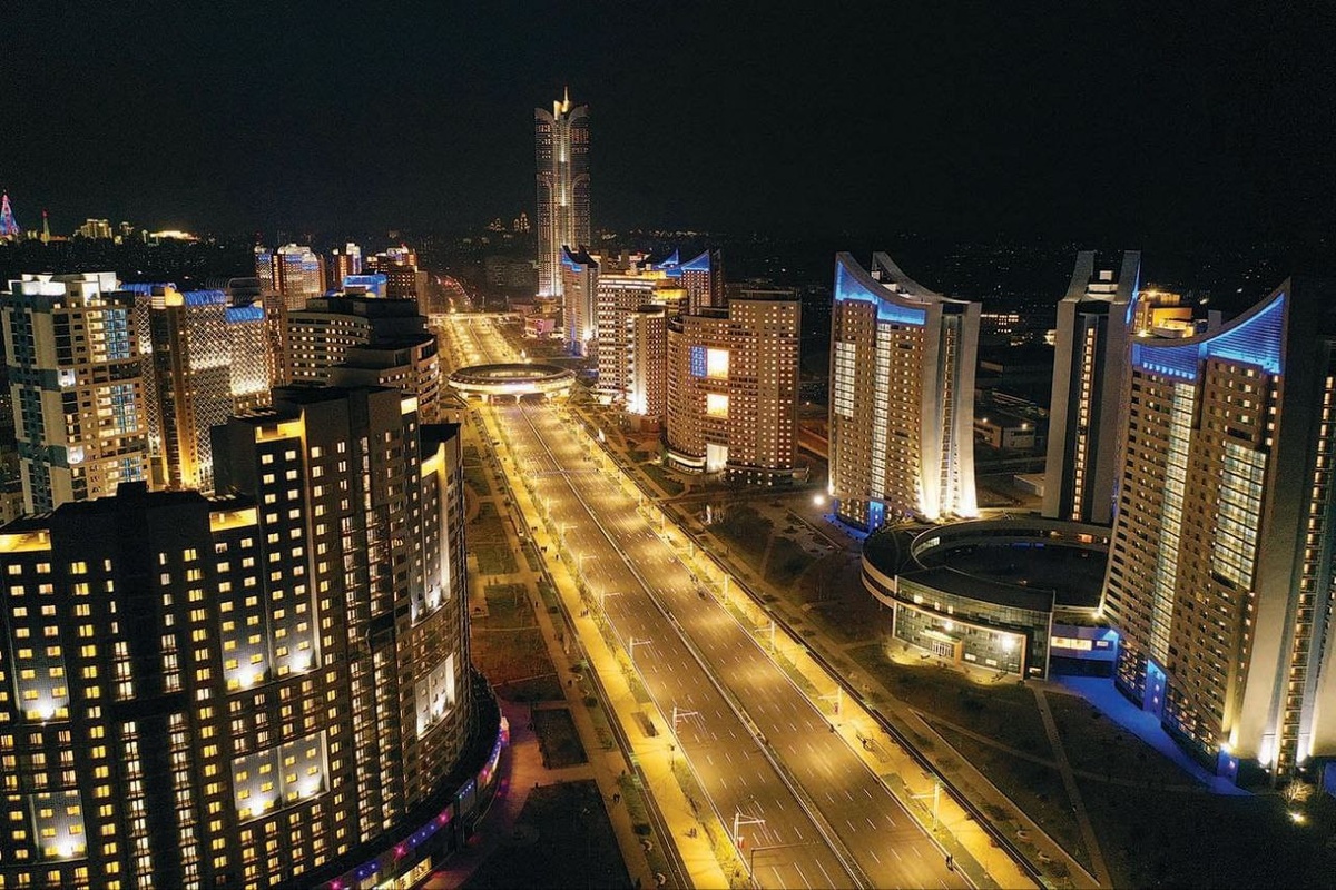 Полная освещённость всех окон всех домов. Пхеньян в ожидании проезда Путина. Главный проспект столицы КНДР, 3 часа ночи 19 июня 2024 г.