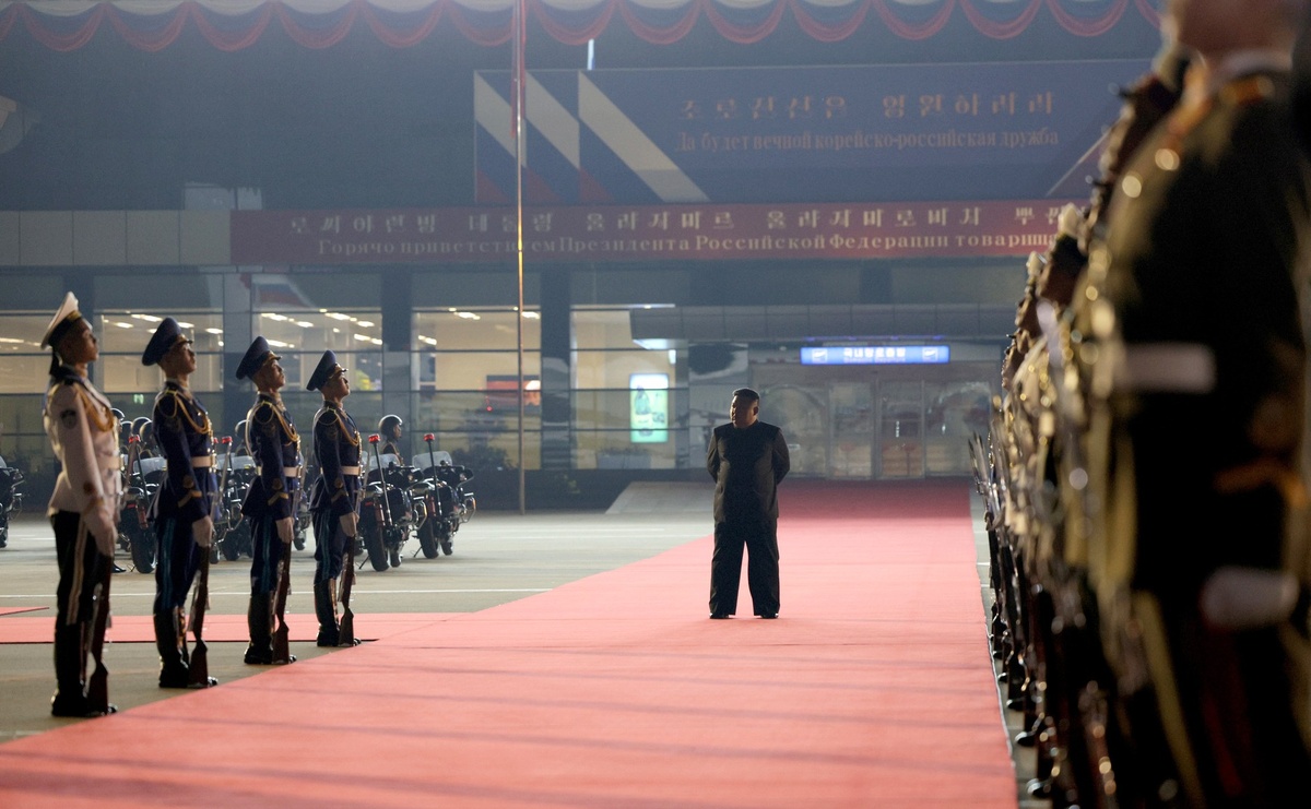 Ким Чен Ын встречает Путина с самолёта. Источник: http://kremlin.ru