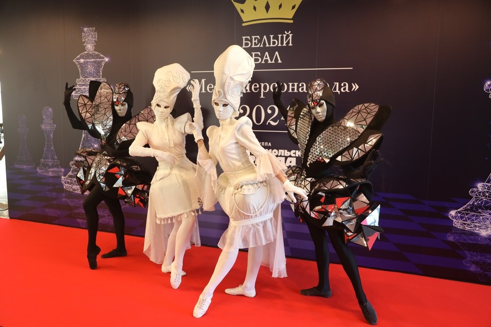    Тематикой бала стали шахматы, так что гостей встречали ожившие шахматные фигуры. Константин ОЛЬХИН