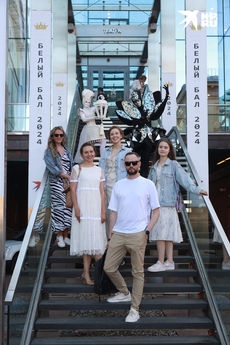    Вход в новую сцену Александринского театра стал любимым местом для фото гостей. Константин ОЛЬХИН