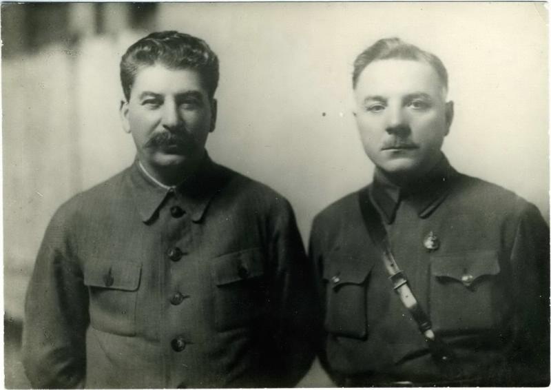И. Сталин и К. Ворошилов, 1927 год. фото из ria.ru