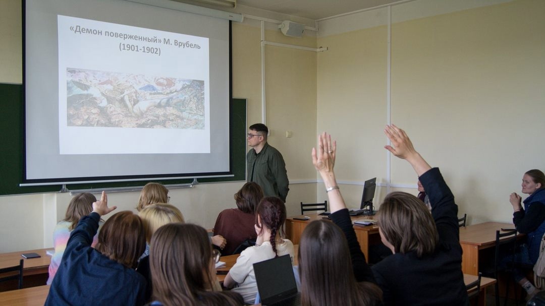 Иван Назаренко, преподаватель ФилФ ТГУ, и студенты курса «Интермедиальность в системе художественного целого» 