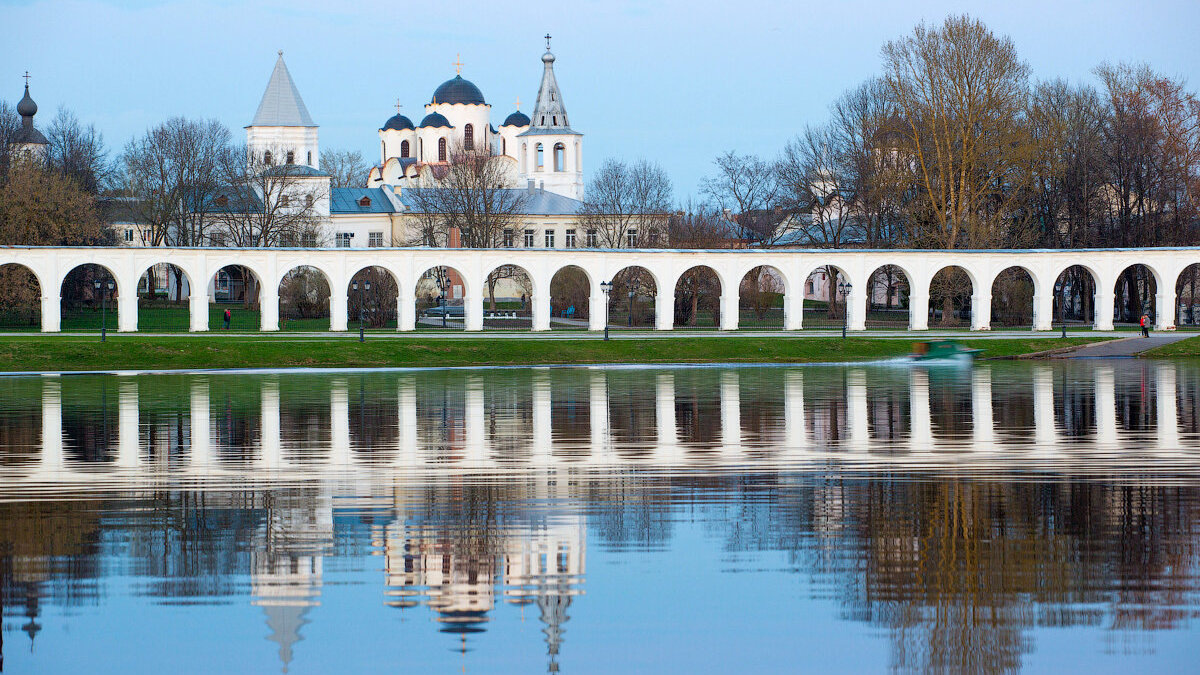 Новгород. Вид на Ярославово Дворище с левого берега Волхова. Фото с сайта new.travel-for-life.ru