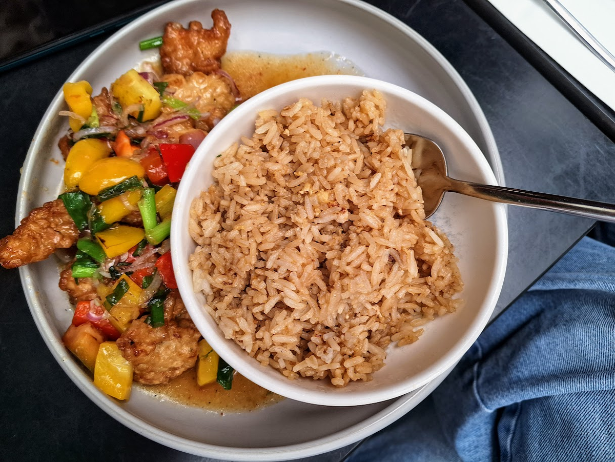 Это ресторанное, но по сути - китайский фастфуд: жереный рис и курица по типу гунбао.  