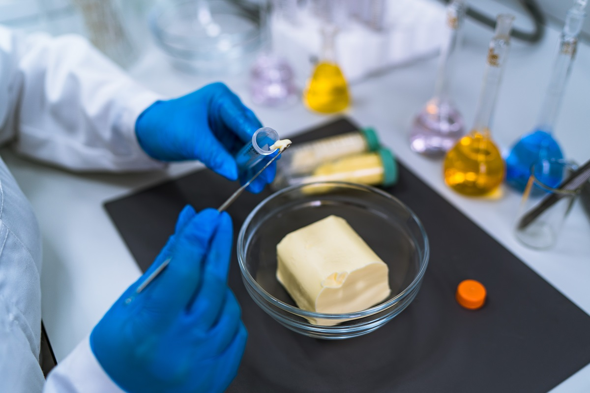 При исследовании сливочного масла в продукции нашли кишечную палочку, дрожжи и плесень, а также лекарственный препарат офлоксацин.