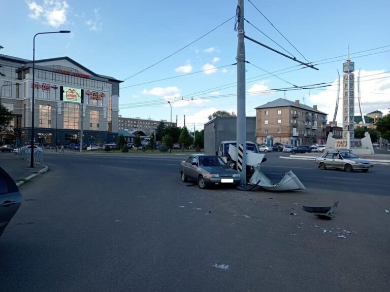    Столкнулся с легковушкой и влетел в опору. В Оренбурге пострадал 52-летний водитель Газели Кристина Просвиркина