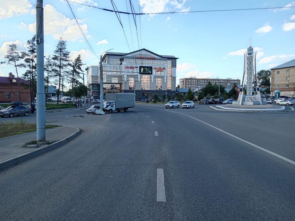  📷    Столкнулся с легковушкой и влетел в опору. В Оренбурге пострадал 52-летний водитель Газели Кристина Просвиркина