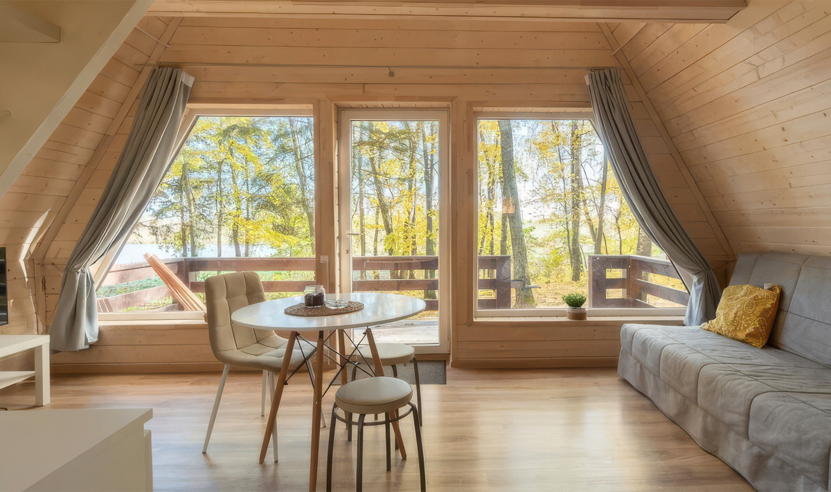 В глэмпинге можно арендовать полностью оборудованный всем необходимым домик с панорамным видом на озеро и лес или компактный двухэтажный А-фрейм.