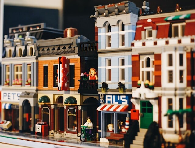 Огромная коллекция LEGO, которая попала в Книгу рекордов Гиннеса, принадлежит чеху Милошу Кречеку. Она настолько большая, что занимает 22 комнаты.