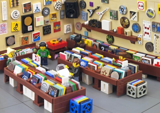 Огромная коллекция LEGO, которая попала в Книгу рекордов Гиннеса, принадлежит чеху Милошу Кречеку. Она настолько большая, что занимает 22 комнаты.-2