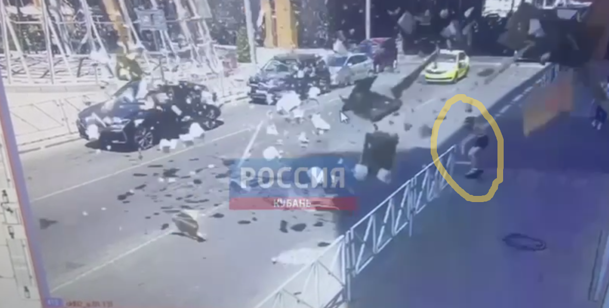 Через мгновение BMW рухнет на дорогу. скриншот видео соцсети