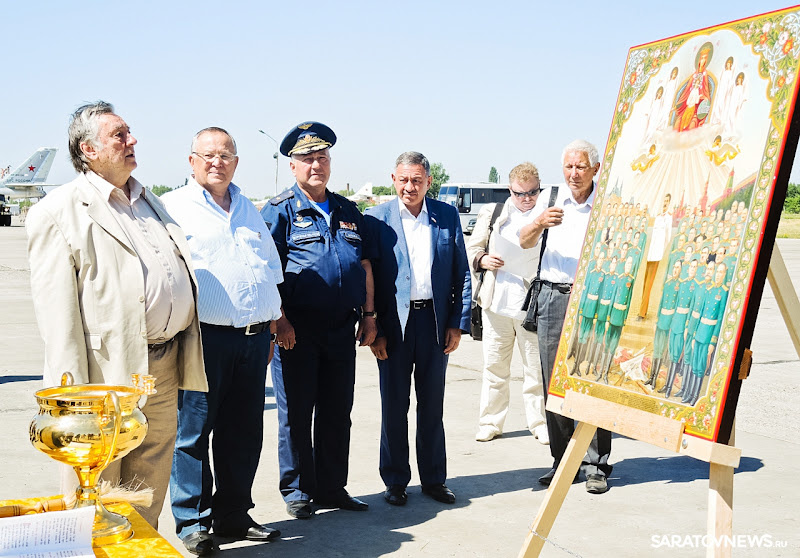 На фото: Александр Проханов возле сталинской "иконы" Сталина