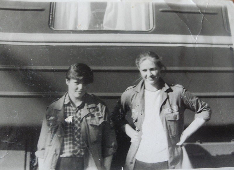 Я (справа) в стройотряде, 1988 год, мне 14 лет, езжу с сестрой контрабандой.