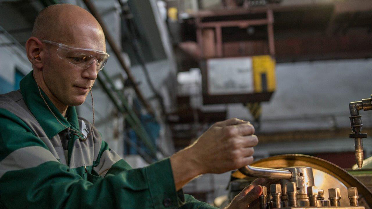    За токарным станком Андрей Шишигин, токарь механического отделения РМЦ РПУ © Архив ИД «Компаньон»