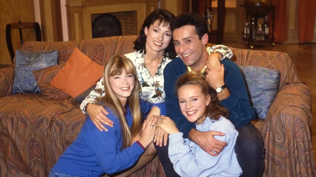 Элен вместе со своими экранными родителями и экранной сестрой Жюстин в сериале «Первые поцелуи»