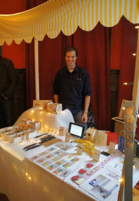 Юлианг Синг со своими работами на лазерном гравере/резаке