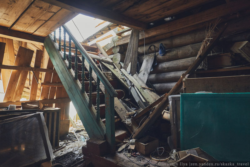  Огромная лестница в сенях