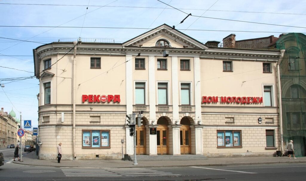 «Дом Ш. З. Иофа с кинематографом», угол Садовой улицы и Лермонтовского проспекта © citywalls.ru