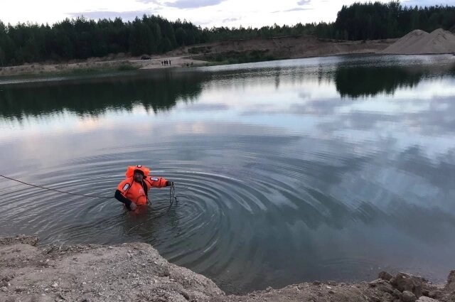    С помощью крана легковушку достали из воды. Фото: Прокуратура Ярославской области