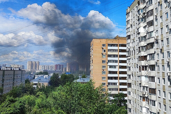 На севере Москвы произошел крупный пожар. Об этом сообщил Telegram-канал «Осторожно, Москва». По данным канала, возгорание произошло в районе Коптево.