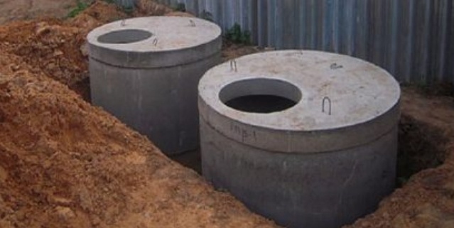 Бетонные кольца для септика.  Они огромные, с человеческий рост. Для наглядности.