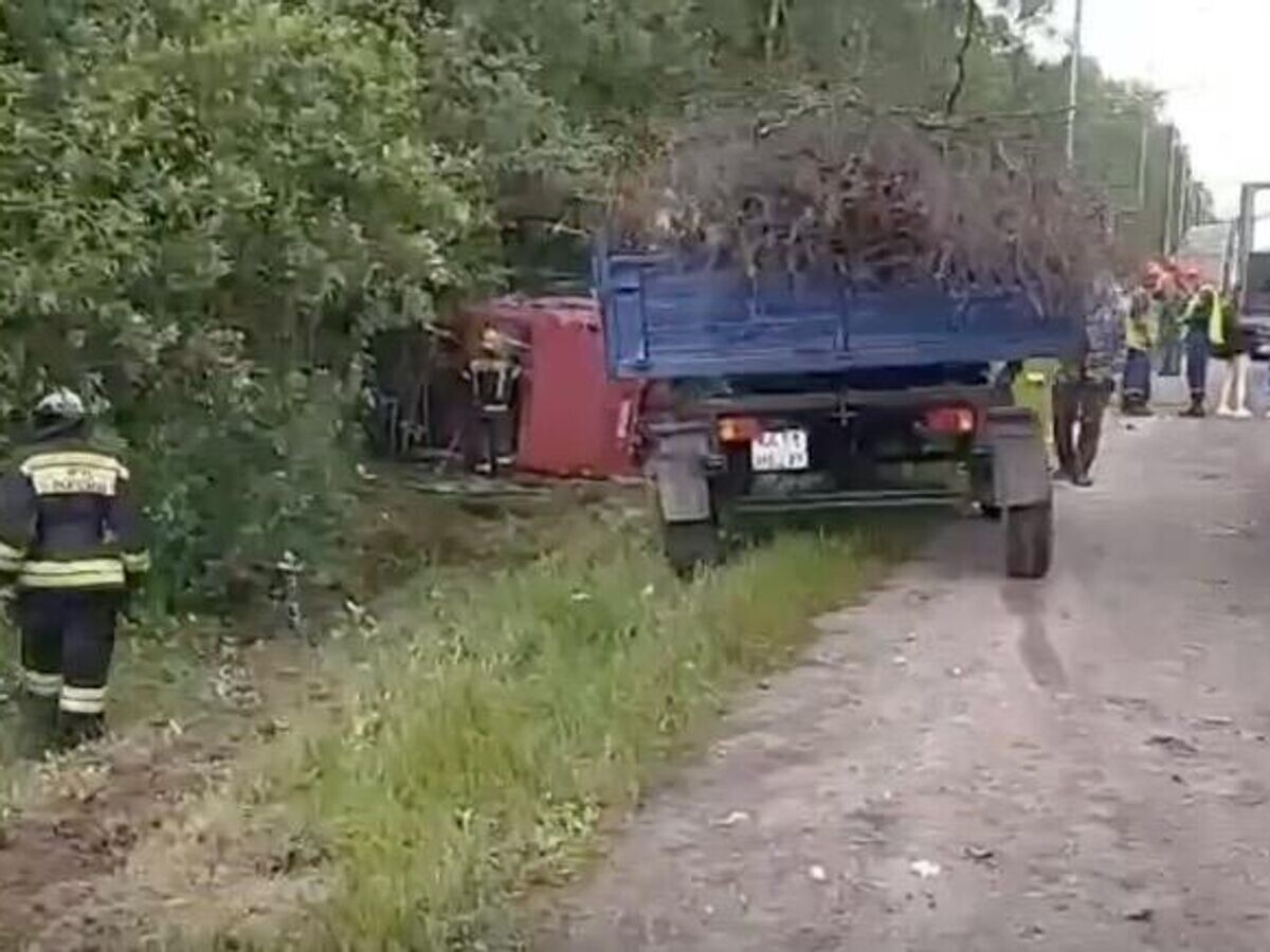    Место ДТП, где произошло столкновение автобуса и трактора на трассе в Ивановской области© Главное управление МЧС России по Ивановской области