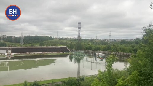 Стадион в Нижнем Тагиле превратился в огромный бассейн после сильного ливня