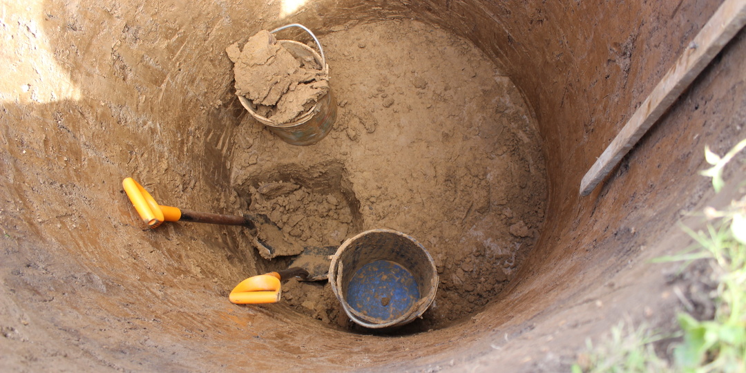 Знакомый решил копать колодец. Говорю ему: может, скважина дешевле и быстрее?