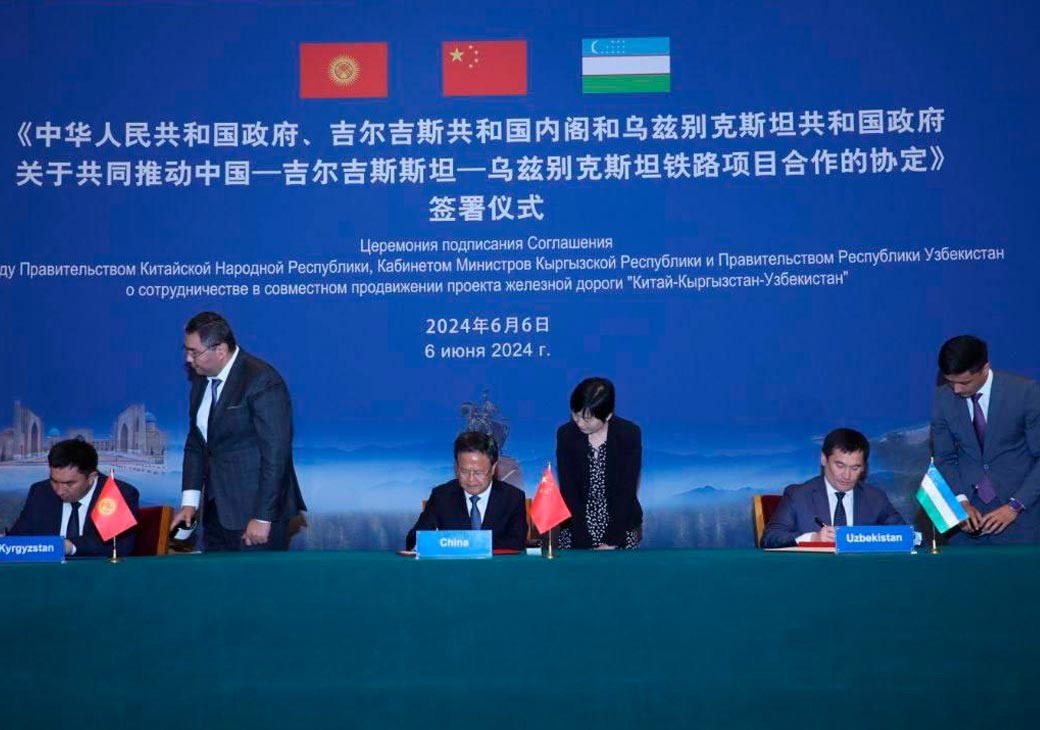  Соглашение «О сотрудничестве в совместном продвижении проекта железной дороги «Китай — Кыргызстан — Узбекистан»» было подписано министрами транспорта трёх стран.-2
