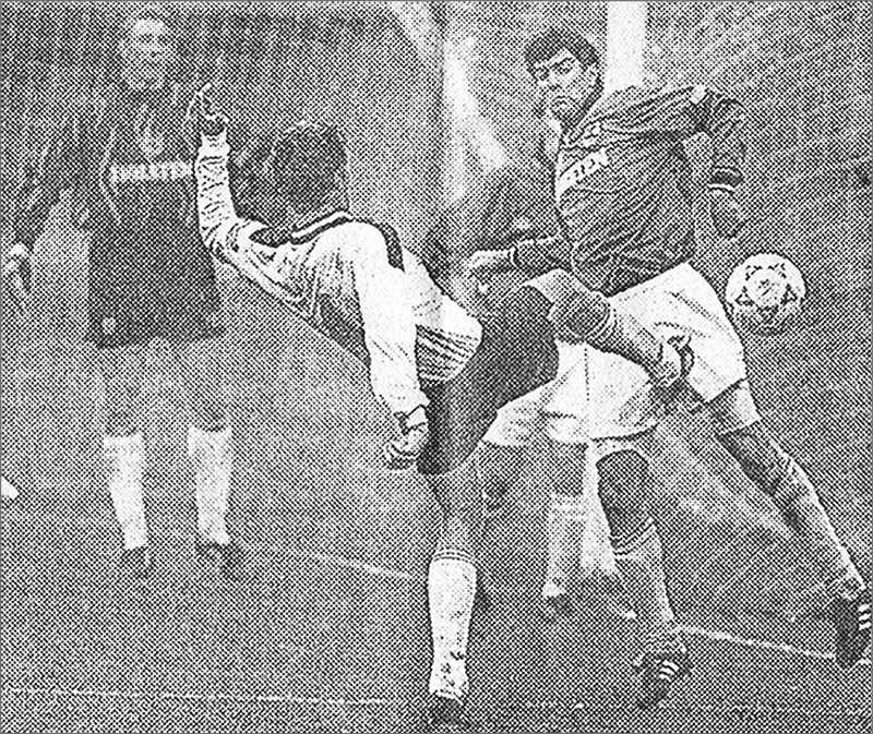 «Торпедо» - «Текстильщик» (Камышин) - 0:0. Слева направо торпедоский вратарь Владимир Пчельников, камышинец Владимир Кураев и торпедовец Олег Ширинбеков.