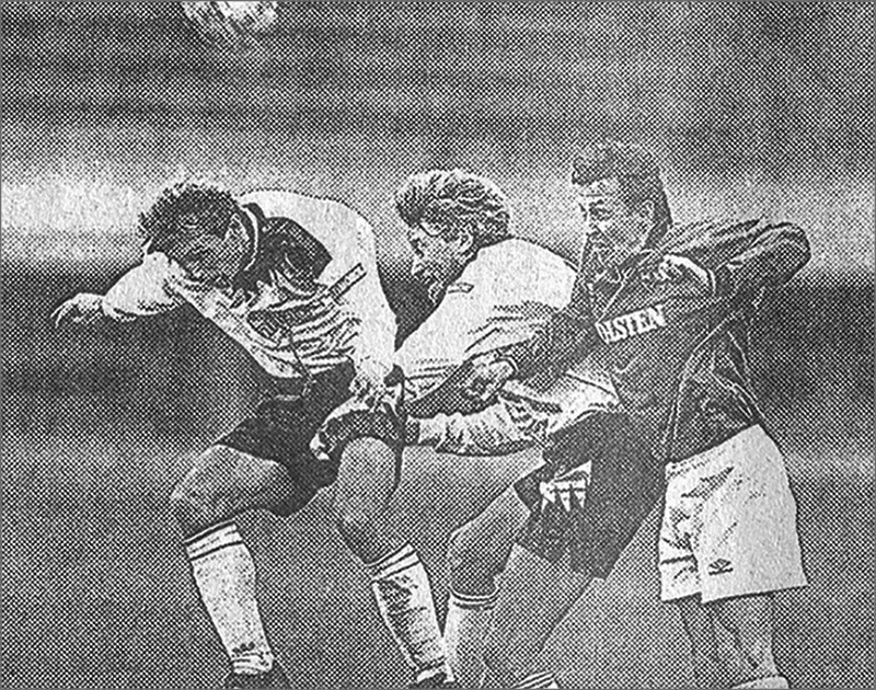 «Торпедо» - «Текстильщик» (Камышин) - 0:0. Справа налево торпедовец Евгений Смертин и камышинец Сергей Наталушко.