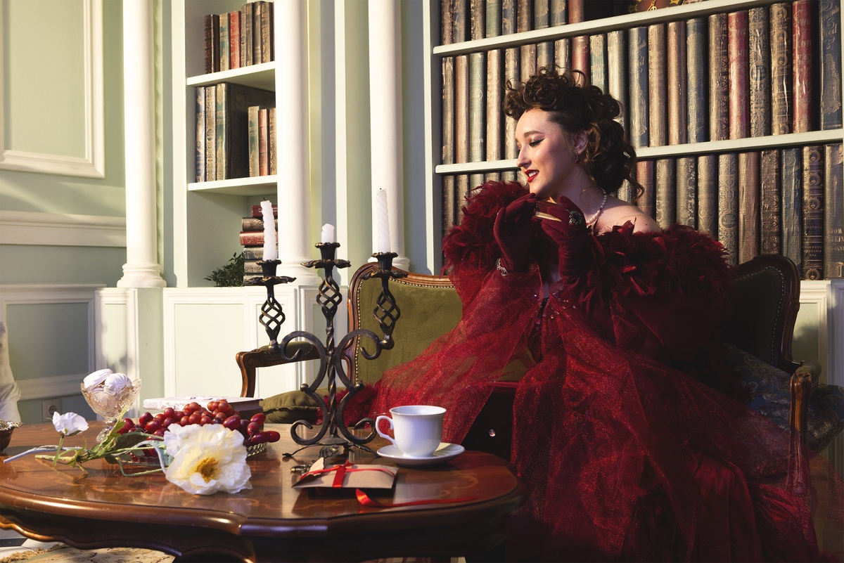    Интерьерная студия помогает рассказать в кадре историю и лучше раскрывает образ модели / Фото: Елизавета Чечевица