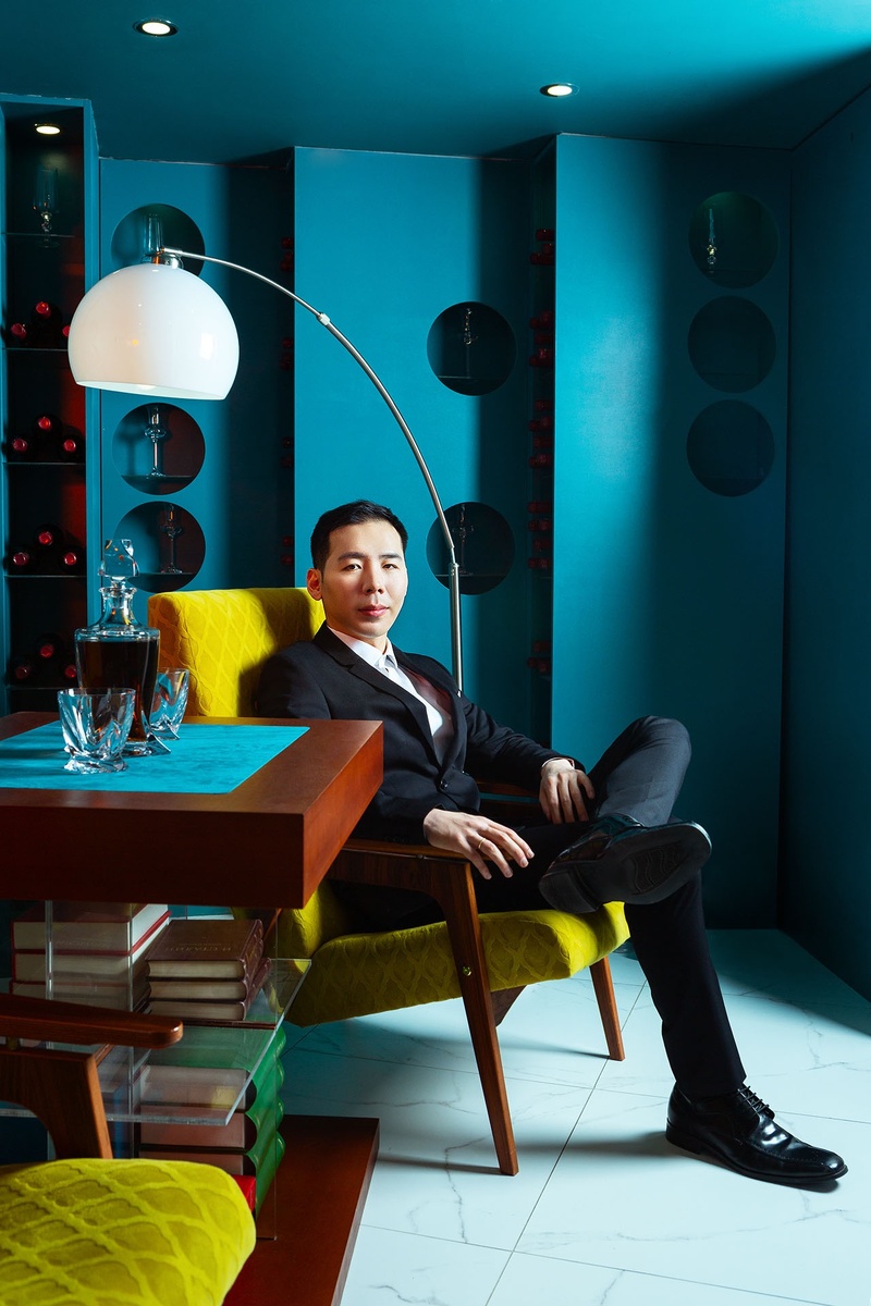    Фотостудия-кабинет. Съёмка для репетитора корейского языка. Локация яркая, но а счёт её интерьера и делового костюма создаётся правильное впечатление, что в кадре — компетентный, представительный профессионал / Фото: Елизавета Чечевица