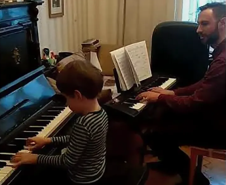 Федя Назаров на уроке у Константина Эдуардовича. Фото: скриншот из YouTube-видео c записью упражнений