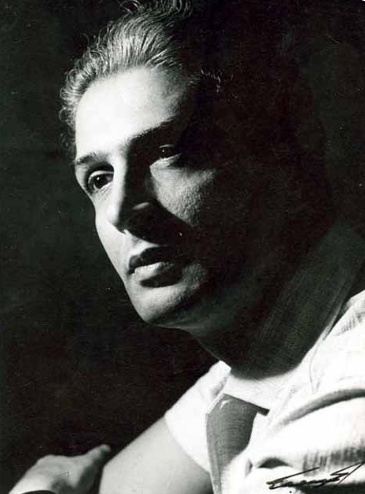 

Сержио Педро Корреа де Бритто родился 29 июня 1923 года в Вила-Изабель в Рио-де-Жанейро. Прежде чем продолжить свое истинное призвание, он получает степень доктора медицины в колледже Прайя-Вермелья.-2
