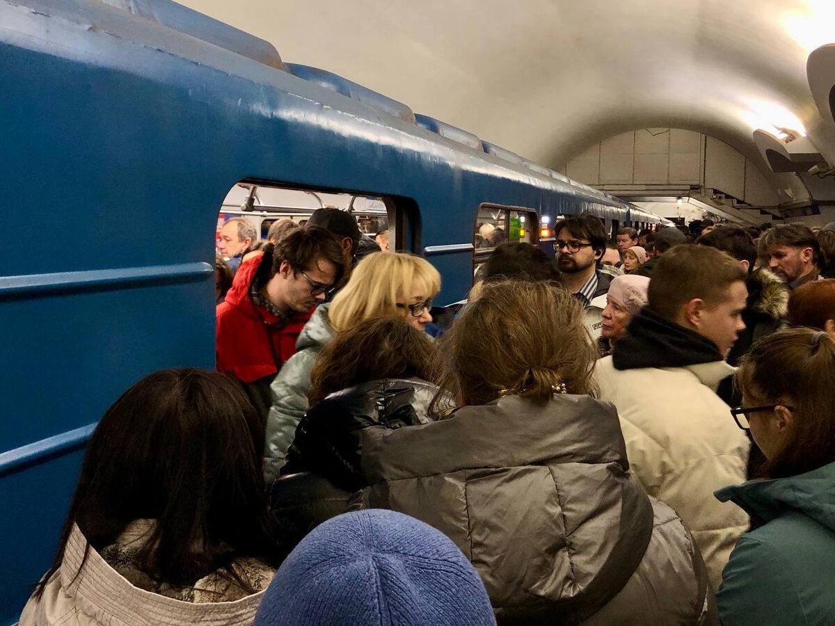 В Петербурге мигрант приставал к школьнице в метро.  Фото: Кирилл Конторщиков
