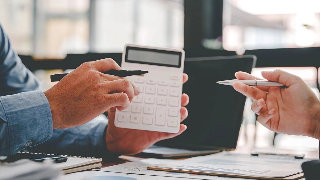 Как уменьшить налог ИП с сотрудниками: схемы на УСН и не только 