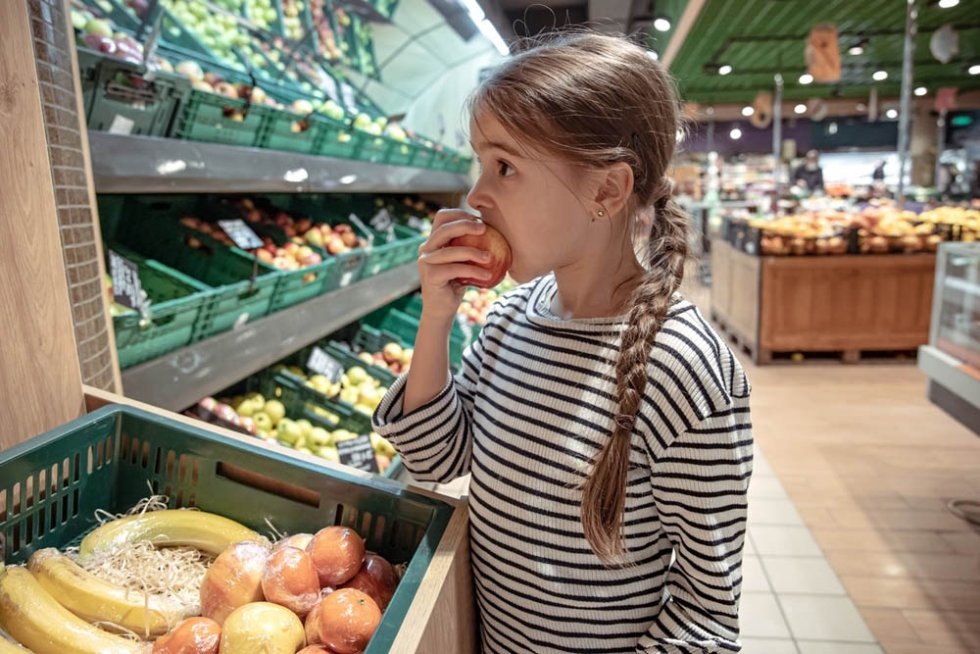 Сейчас и не запрещено, и не разрешено есть продукты до оплаты на кассе. / puhimec / istock