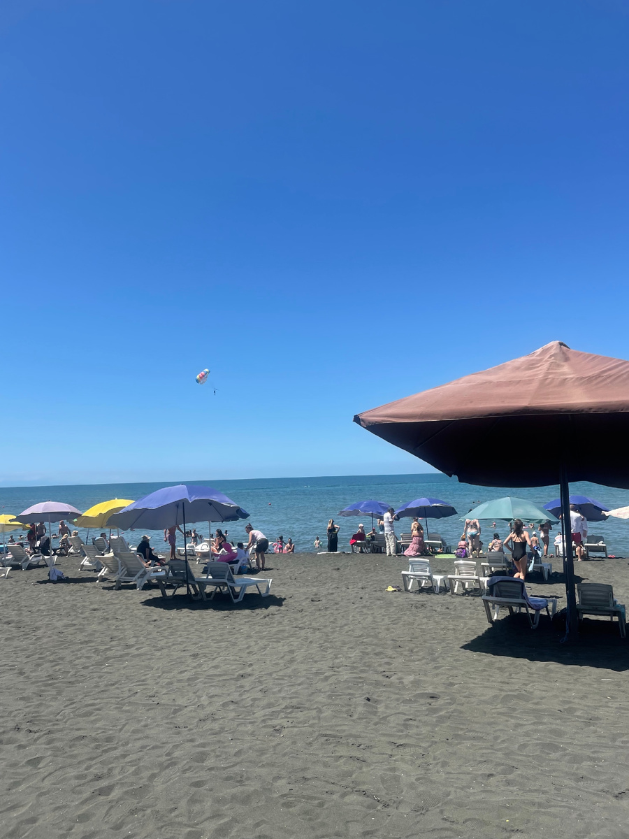 Пляж с магнитным песком