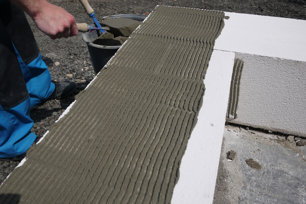 Нанесение клея на газобетонные блоки