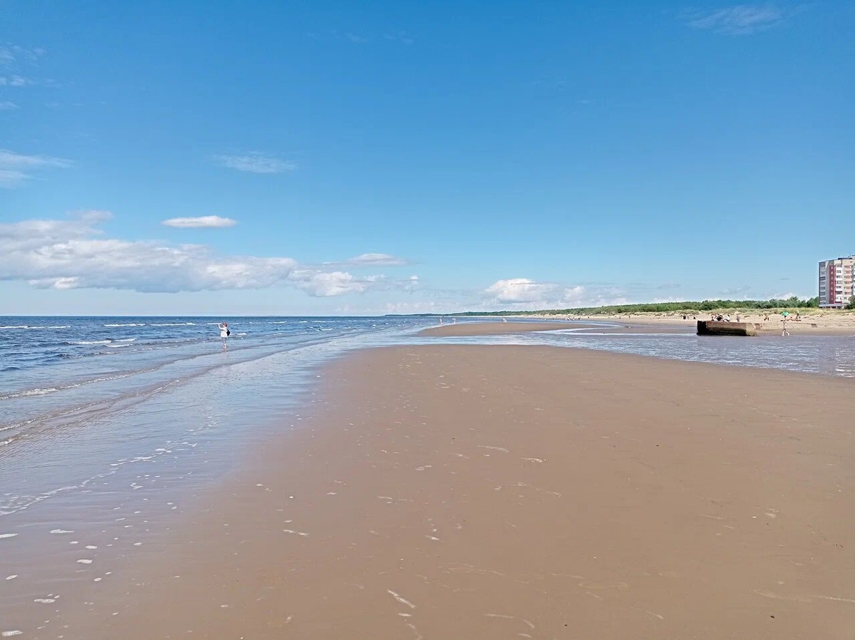 Во время отливов образуются обширные песчаные отмели — идеальное место для прогулок босиком. Фото: Василий Олейников / Яндекс Карты