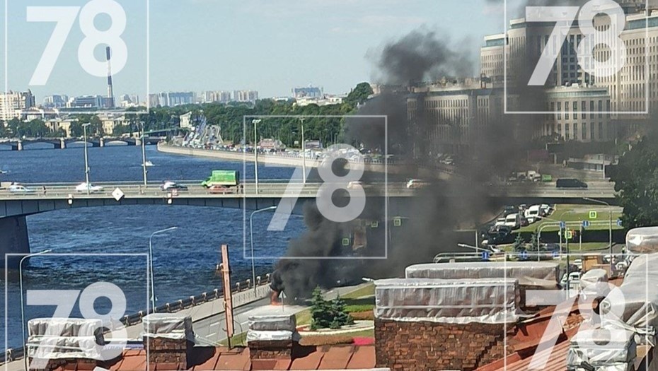    Обстановка на Выборгской набережной в Петербурге, где загорелся легковой автомобиль, 26.06.2024. Автор фото: 78.ru