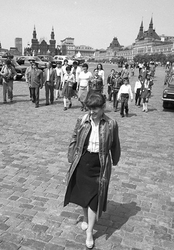 В 1966 году окончила школу, поступила в институт и одновременно села за штурвал самолета