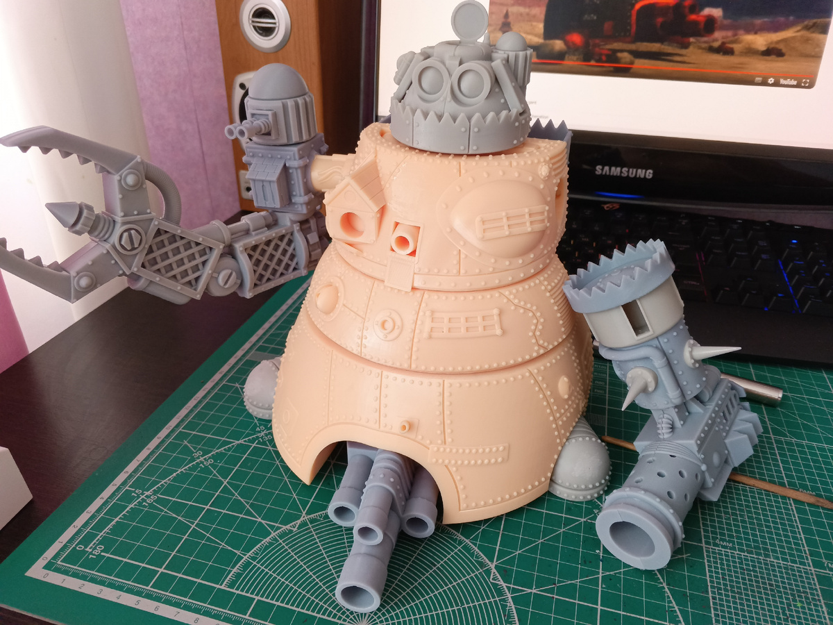 На экране монитора ролик с ютуба как шагает стомпа.