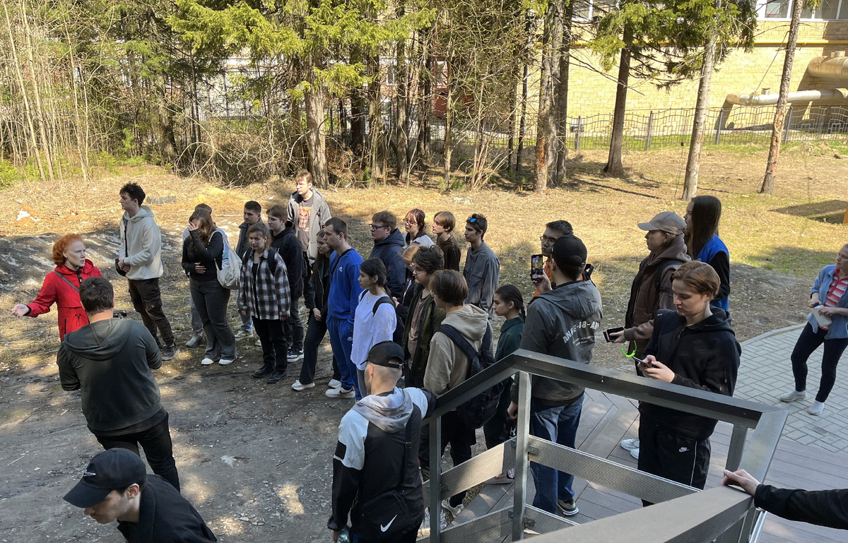 В начале маршрута, рассказ про источники подземных вод на территории парка Самаровский чугас.