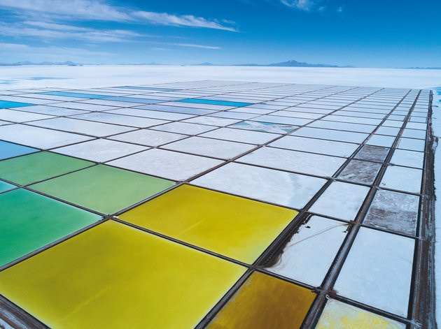 Около полутора лет раствор хлорида лития выпаривается, затем его грузят в цистерны и доставляют на завод, где превращают в белую муку. Фото: Cedric Gerbehaye