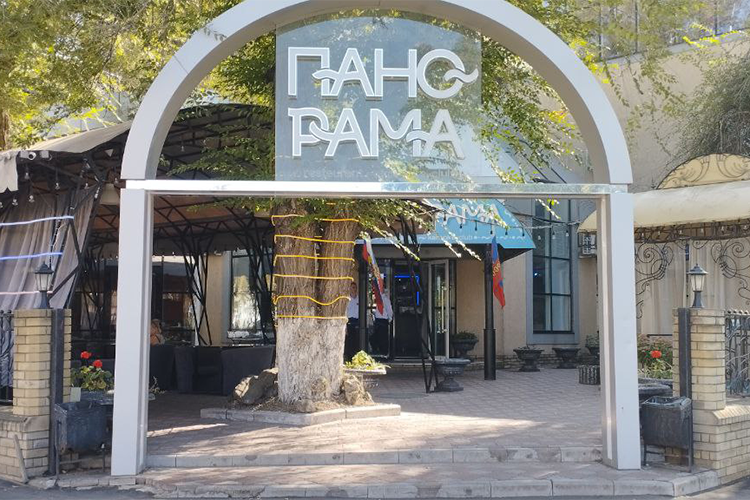    Магасумова обвинили в убийстве 18-летней Дарьи Киселевой. По версии следствия, 11 августа вместе с сослуживцем Павлом Яськевичем Магасумов отдыхал в кафе «Панорама» в центре Луганска, там же они познакомились с Киселевой и еще одной девушкой, а после закрытия заведения продолжили отдых на улице.   
Фото: «БИЗНЕС Online»