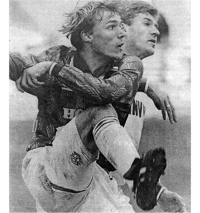 «Торпедо» - «Ростсельмаш» (Ростов-на-Дону) - 0:0. Торпедовец Алексей Савельев и капитан гостей Сергей Нечай (в белом).