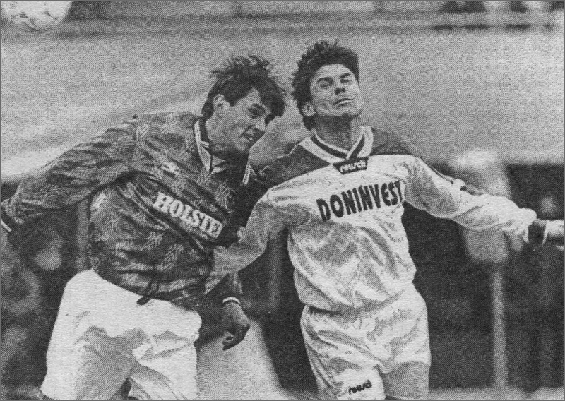 «Торпедо» - «Ростсельмаш» (Ростов-на-Дону) - 0:0. Торпедовец Олег Корнаухов и ростовчанин Александр Маслов.